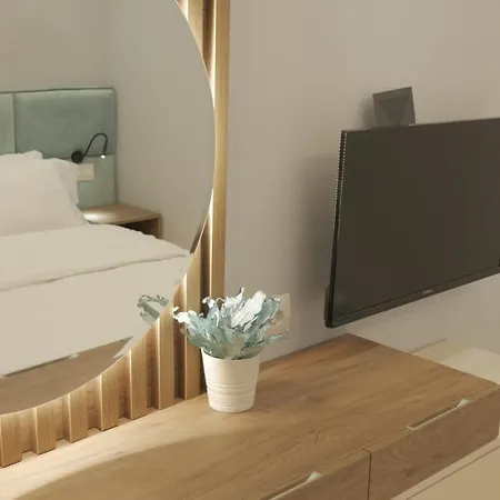 Newly Renovated * Tiran