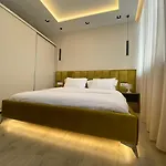 Newly Renovated تيرانا